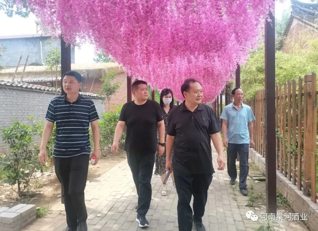 市委宣傳部副部長、二級巡視員孫書杰一行到河南棠河酒業(yè)集團調研