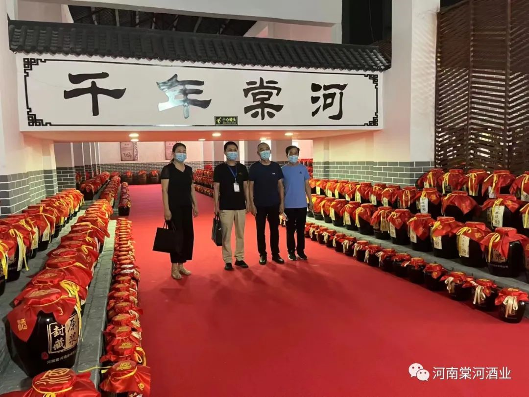 西平縣科工信局、縣市場(chǎng)監(jiān)管局、縣社會(huì)保障局聯(lián)合到棠河酒業(yè)調(diào)研指導(dǎo)工作