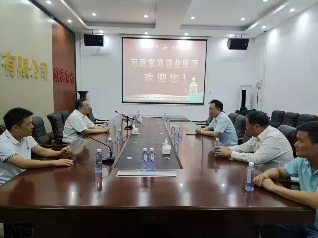 河南省酒業(yè)協(xié)會(huì)會(huì)長(zhǎng)熊玉亮到棠河酒業(yè)集團(tuán)調(diào)研指導(dǎo)工作