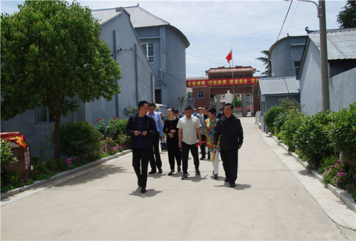 好客天中·酒韻中原—駐馬店市建材行業(yè)商會(huì)領(lǐng)導(dǎo)及會(huì)員蒞臨棠河酒業(yè)參觀指導(dǎo)