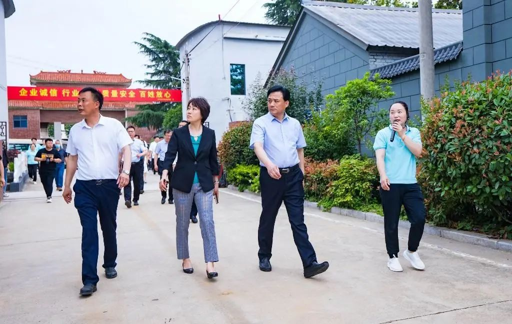 全國水產(chǎn)技術(shù)推廣總站總工程師李清一行蒞臨棠河集團(tuán)酒業(yè)有限公司調(diào)研指導(dǎo)