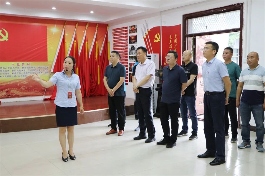 西平縣煙草專賣局?jǐn)y手棠河集團(tuán)酒業(yè)公司助推鄉(xiāng)村振興工作研討會