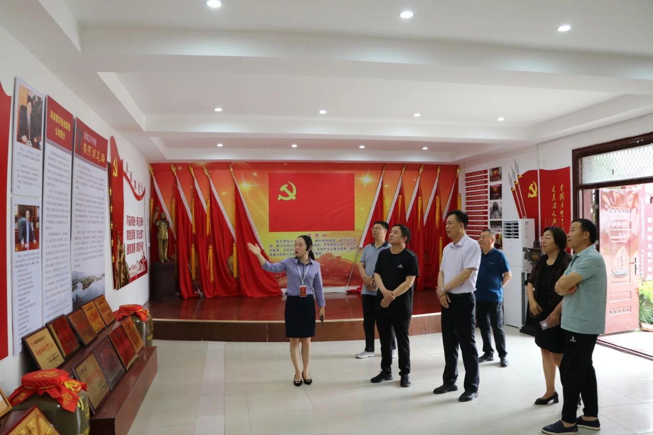 駐馬店日報社社長胡殿文一行到棠河集團(tuán)酒業(yè)公司調(diào)研